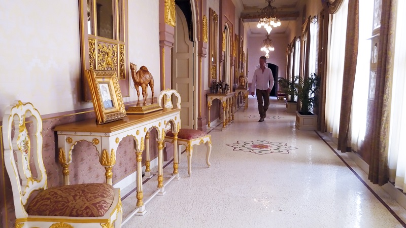 Rajasthan Haveli Bhanwar Niwas Bikaner photo of ornate central corridor